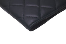 Load image into Gallery viewer, 極美品 CHANEL シャネル ココマーク パスポートケース 22番台 ラムスキン ブラック ワインレッド 中古 61473