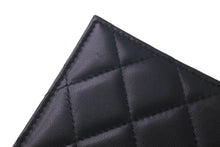 Load image into Gallery viewer, 極美品 CHANEL シャネル ココマーク パスポートケース 22番台 ラムスキン ブラック ワインレッド 中古 61473