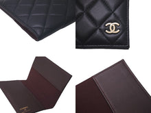 Load image into Gallery viewer, 極美品 CHANEL シャネル ココマーク パスポートケース 22番台 ラムスキン ブラック ワインレッド 中古 61473