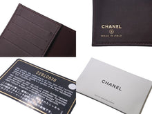 Load image into Gallery viewer, 極美品 CHANEL シャネル ココマーク パスポートケース 22番台 ラムスキン ブラック ワインレッド 中古 61473