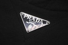 Load image into Gallery viewer, 極美品 PRADA プラダ コットンフリース フーディー 23年 UJL45B ブラック パーカー トライアングルロゴ 現行 サイズXS 中古 61527