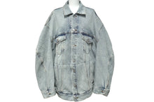 Load image into Gallery viewer, 極美品 BALENCIAGA バレンシアガ TWISTED SLEEVE デニムジャケット 706654 ウォッシュ加工 インディゴ ロゴ刺繍 2022年AW 中古 61560
