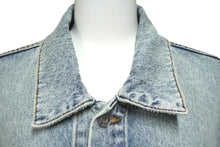 Load image into Gallery viewer, 極美品 BALENCIAGA バレンシアガ TWISTED SLEEVE デニムジャケット 706654 ウォッシュ加工 インディゴ ロゴ刺繍 2022年AW 中古 61560