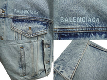 Load image into Gallery viewer, 極美品 BALENCIAGA バレンシアガ TWISTED SLEEVE デニムジャケット 706654 ウォッシュ加工 インディゴ ロゴ刺繍 2022年AW 中古 61560