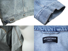 Load image into Gallery viewer, 極美品 BALENCIAGA バレンシアガ TWISTED SLEEVE デニムジャケット 706654 ウォッシュ加工 インディゴ ロゴ刺繍 2022年AW 中古 61560