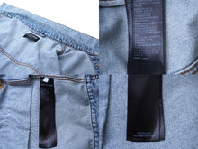 Load image into Gallery viewer, 極美品 BALENCIAGA バレンシアガ TWISTED SLEEVE デニムジャケット 706654 ウォッシュ加工 インディゴ ロゴ刺繍 2022年AW 中古 61560