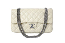 Load image into Gallery viewer, 極美品 CHANEL シャネル マトラッセ25Wフラップ チェーンショルダーバッグ 11番台 クリームホワイト シルバー金具 中古 61586