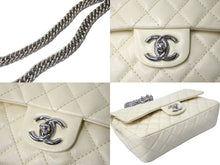 Load image into Gallery viewer, 極美品 CHANEL シャネル マトラッセ25Wフラップ チェーンショルダーバッグ 11番台 クリームホワイト シルバー金具 中古 61586