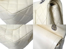 Load image into Gallery viewer, 極美品 CHANEL シャネル マトラッセ25Wフラップ チェーンショルダーバッグ 11番台 クリームホワイト シルバー金具 中古 61586