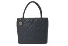 Load image into Gallery viewer, 極美品 CHANEL シャネル 復刻トートバック A01804 シール 無し キャビアスキン ブラック シルバープレート 中古 61620