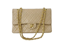 Load image into Gallery viewer, CHANEL シャネル マトラッセ25 Wフラップチェーンショルダーバッグ 6番台 ラムスキン ベージュ ゴールド金具 良品 中古 61625