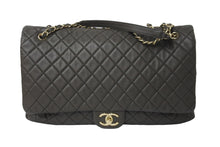 Load image into Gallery viewer, 極美品 CHANEL シャネル ジャンボ マトラッセ ショルダーバッグ カーキ チェーンショルダー デカマト 中古 61732