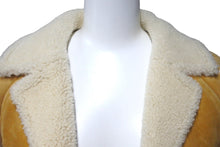 Load image into Gallery viewer, CHANEL シャネル ジャケット ブルゾン アウター P64480 2020年 ムートン ベージュ イエロー サイズ34 ゴールド 美品 中古 61757