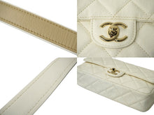 Load image into Gallery viewer, 新品同様 CHANEL シャネル ショルダーバッグ マトラッセ ココマーク 31番台 ホワイト ベージュ レザー ゴールド金具 中古 61769