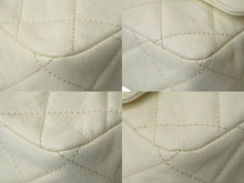 Load image into Gallery viewer, 新品同様 CHANEL シャネル ショルダーバッグ マトラッセ ココマーク 31番台 ホワイト ベージュ レザー ゴールド金具 中古 61769