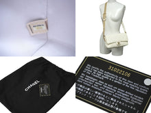 Load image into Gallery viewer, 新品同様 CHANEL シャネル ショルダーバッグ マトラッセ ココマーク 31番台 ホワイト ベージュ レザー ゴールド金具 中古 61769