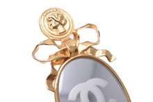 Load image into Gallery viewer, CHANEL シャネル ココマーク ミラー リボン ヴィンテージ ブローチ ゴールド アクセサリー レディース 小物 美品 中古 61779
