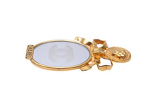 Load image into Gallery viewer, CHANEL シャネル ココマーク ミラー リボン ヴィンテージ ブローチ ゴールド アクセサリー レディース 小物 美品 中古 61779