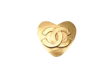 Load image into Gallery viewer, 極美品 CHANEL シャネル ヴィンテージ ココマーク ハートブローチ 95P ゴールド GP 中古 61780