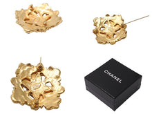 Load image into Gallery viewer, CHANEL シャネル カラーストーン ゴールド ブローチ 94A グリーン レッド ゴールド金具 アクセサリー 美品 中古 61781