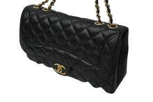 Load image into Gallery viewer, 極美品 CHANEL シャネル チェーンショルダーバッグ シングルフラップ ウェーブ マトラッセ25 21番台 ラムスキン ブラック ゴールド金具 中古 61840