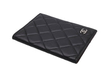 Load image into Gallery viewer, CHANEL シャネル パスポートケース 14番台 ココマーク ラムスキン ブラック シルバー金具 内側下部切れあり 良品 中古 61932