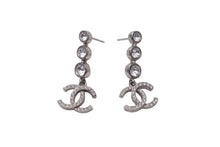 Load image into Gallery viewer, CHANEL シャネル ピアス ココマーク F21B刻印 シルバー ラインストーン メタル 両耳用 5.6g フランス製 美品 中古 62067