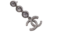 Load image into Gallery viewer, CHANEL シャネル ピアス ココマーク F21B刻印 シルバー ラインストーン メタル 両耳用 5.6g フランス製 美品 中古 62067