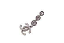 Load image into Gallery viewer, CHANEL シャネル ピアス ココマーク F21B刻印 シルバー ラインストーン メタル 両耳用 5.6g フランス製 美品 中古 62067