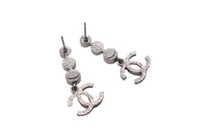 Load image into Gallery viewer, CHANEL シャネル ピアス ココマーク F21B刻印 シルバー ラインストーン メタル 両耳用 5.6g フランス製 美品 中古 62067
