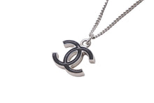 Load image into Gallery viewer, CHANEL シャネル ネックレス ココマーク 07V刻印 全長43.5cm 5.8g リバーシブル ブラック シルバー メタル 美品 中古 62072