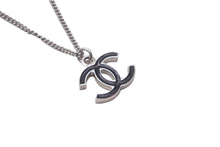 Load image into Gallery viewer, CHANEL シャネル ネックレス ココマーク 07V刻印 全長43.5cm 5.8g リバーシブル ブラック シルバー メタル 美品 中古 62072