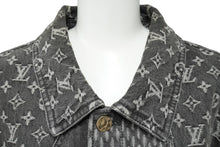 Load image into Gallery viewer, LOUIS VUITTON ルイヴィトン × NIGO ニゴー コラボ ジャイアントダミエウェーブス デニムジャケット モノグラム 54 美品 中古 62102