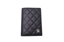 Load image into Gallery viewer, 極美品 CHANEL シャネル パスポートケース マトラッセ ココマーク ラムスキン ブラック シルバー金具 中古 62120