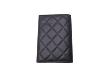 Load image into Gallery viewer, 極美品 CHANEL シャネル パスポートケース マトラッセ ココマーク ラムスキン ブラック シルバー金具 中古 62120