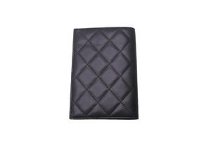 極美品 CHANEL シャネル パスポートケース マトラッセ ココマーク ラムスキン ブラック シルバー金具 中古 62120