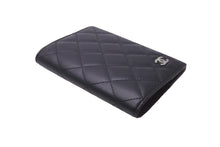 Load image into Gallery viewer, 極美品 CHANEL シャネル パスポートケース マトラッセ ココマーク ラムスキン ブラック シルバー金具 中古 62120