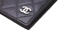 Load image into Gallery viewer, 極美品 CHANEL シャネル パスポートケース マトラッセ ココマーク ラムスキン ブラック シルバー金具 中古 62120