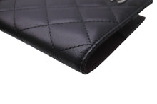 Load image into Gallery viewer, 極美品 CHANEL シャネル パスポートケース マトラッセ ココマーク ラムスキン ブラック シルバー金具 中古 62120