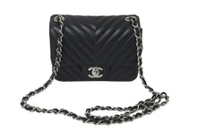 Load image into Gallery viewer, CHANEL シャネル Vステッチ チェーンショルダーバッグ 22番台 ココマーク ブラック ラムスキン シルバー金具 美品 中古 62192