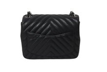Load image into Gallery viewer, CHANEL シャネル Vステッチ チェーンショルダーバッグ 22番台 ココマーク ブラック ラムスキン シルバー金具 美品 中古 62192