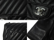 Load image into Gallery viewer, CHANEL シャネル Vステッチ チェーンショルダーバッグ 22番台 ココマーク ブラック ラムスキン シルバー金具 美品 中古 62192