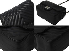 Load image into Gallery viewer, CHANEL シャネル Vステッチ チェーンショルダーバッグ 22番台 ココマーク ブラック ラムスキン シルバー金具 美品 中古 62192