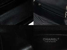 Load image into Gallery viewer, CHANEL シャネル Vステッチ チェーンショルダーバッグ 22番台 ココマーク ブラック ラムスキン シルバー金具 美品 中古 62192