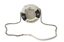 Load image into Gallery viewer, CHANEL シャネル クルーズライン ショルダーバッグ 浮き輪モチーフ AS0209 26番台 2018年 オフホワイト ブラック 美品 中古 62247