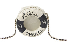 Load image into Gallery viewer, CHANEL シャネル クルーズライン ショルダーバッグ 浮き輪モチーフ AS0209 26番台 2018年 オフホワイト ブラック 美品 中古 62247