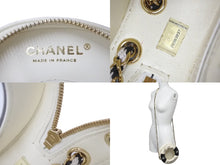 Load image into Gallery viewer, CHANEL シャネル クルーズライン ショルダーバッグ 浮き輪モチーフ AS0209 26番台 2018年 オフホワイト ブラック 美品 中古 62247