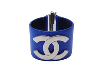 Load image into Gallery viewer, 極美品 CHANEL シャネル バングル ブレスレット ココマーク レディース Sサイズ レザー ブルー ゴールド金具 中古 62252