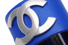 Load image into Gallery viewer, 極美品 CHANEL シャネル バングル ブレスレット ココマーク レディース Sサイズ レザー ブルー ゴールド金具 中古 62252