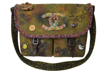 Load image into Gallery viewer, 極美品 CHANEL シャネル エンブロイダリー メッセンジャーバッグ 20番台 グラフィティ カーキ ココマーク A92790 中古 62421